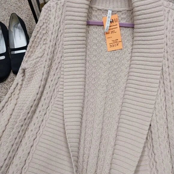 3308 Size XL Leo & Nicole Tan Cardigan Sweater. - Picture 3 of 7